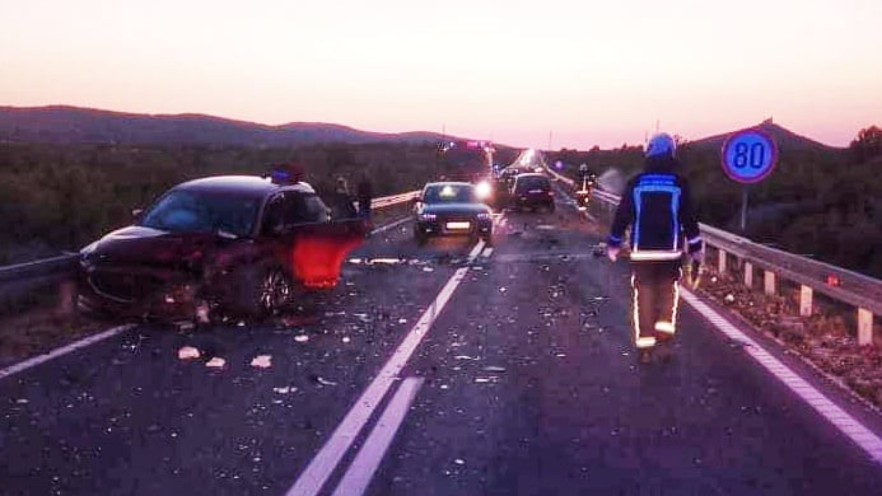 Jedna osoba smrtno stradala u sudaru dva auta na vodičkoj zaobilaznici: Četiri osobe zatražile liječničku pomoć