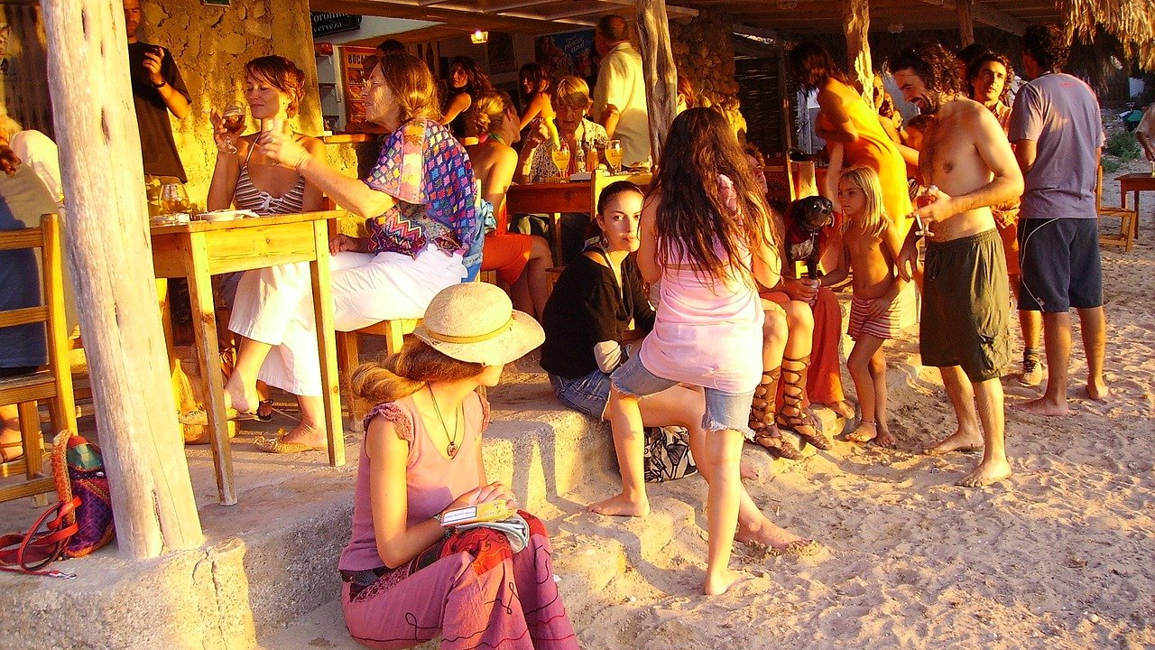 Na Ibizi strani špijuni upadaju na ilegalne zabave i kontroliraju epidemiološke mjere