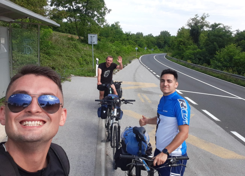 Godišnji odmor na biciklima: Mato, Tin i Luka pedalirali od Zagreba do Dubravica, sutra su u Tribunju