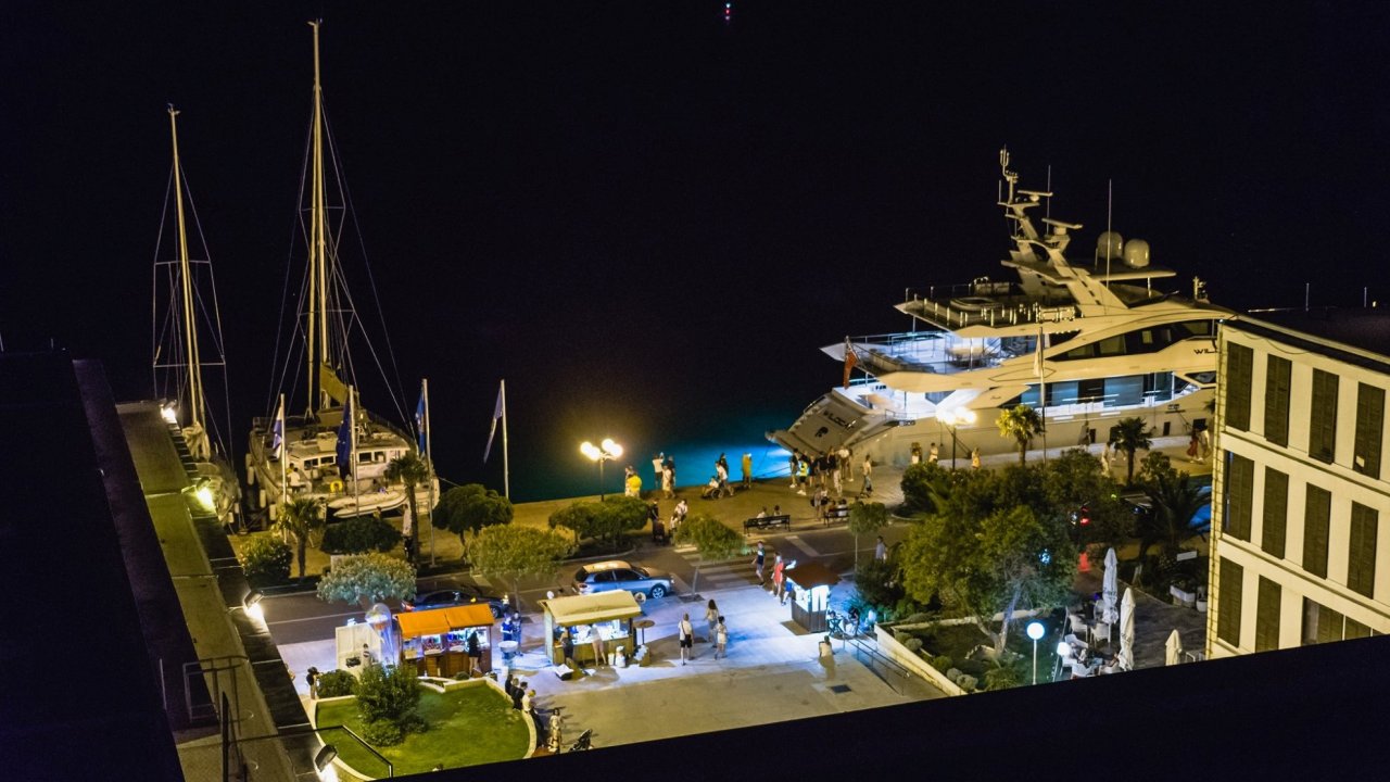 Muškarac podivljao kad su ga odbili poslužiti u šibenskom restoranu: Prijetio vlasniku, napao trojicu policajaca