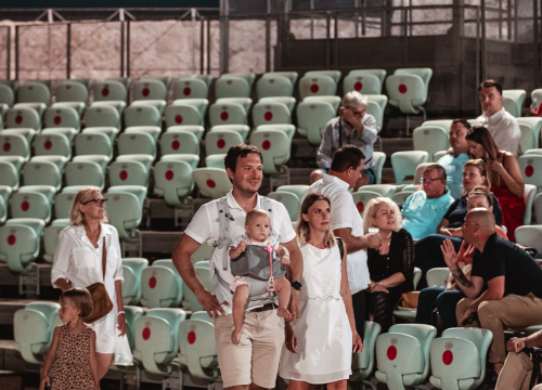 Fotografija 2 - Massimo na Mihovilu kao Mišo, publika je uglas pjevala s rukama u zraku!