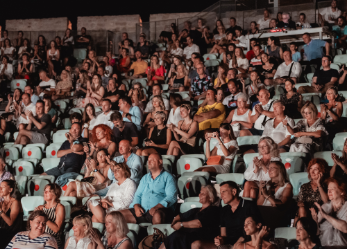 Fotografija 9 - Massimo na Mihovilu kao Mišo, publika je uglas pjevala s rukama u zraku!