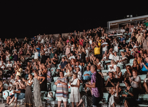 Fotografija 21 - Massimo na Mihovilu kao Mišo, publika je uglas pjevala s rukama u zraku!
