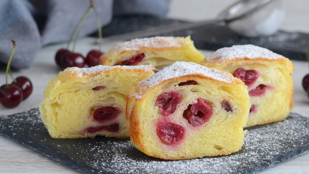 Nemoguće je pojesti samo jedan komad ove štrudle s višnjama i grizom!