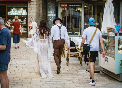'Djeveruša planira odjenuti svoju haljinu s vjenčanja, koja je raskošnija od moje vjenčanice. Trebam li se ljutiti?'