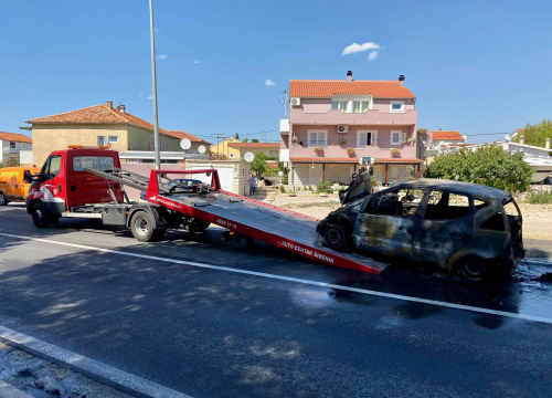 Automobil šibenskih registracija koji je izgorio na magistrali u Brodarici uklonila vučna služba: Promet teče normalno