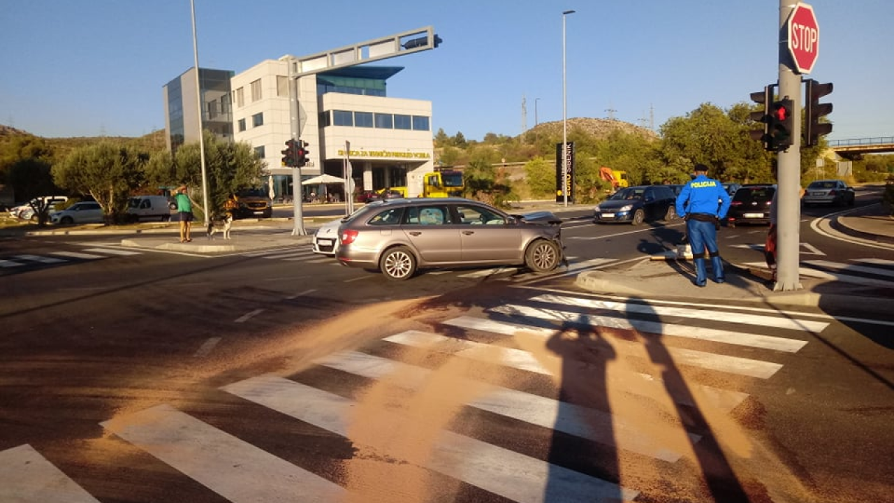 Sudar tri vozila na raskrižju kod Petrola, dvije osobe ozlijeđene