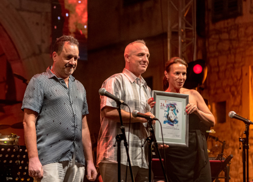 Fotografija 2 - Odijela, ležerne košulje, otkačene kombinacije, svečane haljine: Pogledajte što se nosilo na pozornici 24. Šansone