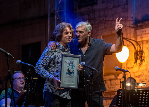 Fotografija 3 - Odijela, ležerne košulje, otkačene kombinacije, svečane haljine: Pogledajte što se nosilo na pozornici 24. Šansone