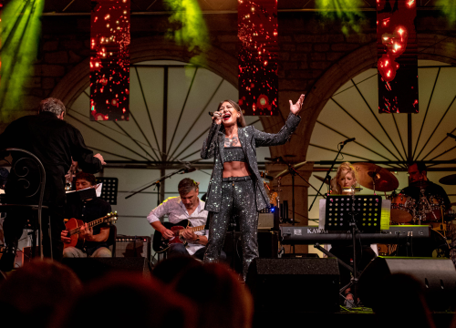 Fotografija 5 - Odijela, ležerne košulje, otkačene kombinacije, svečane haljine: Pogledajte što se nosilo na pozornici 24. Šansone