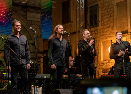Fotografija 6 - Odijela, ležerne košulje, otkačene kombinacije, svečane haljine: Pogledajte što se nosilo na pozornici 24. Šansone