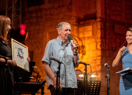 Fotografija 8 - Odijela, ležerne košulje, otkačene kombinacije, svečane haljine: Pogledajte što se nosilo na pozornici 24. Šansone