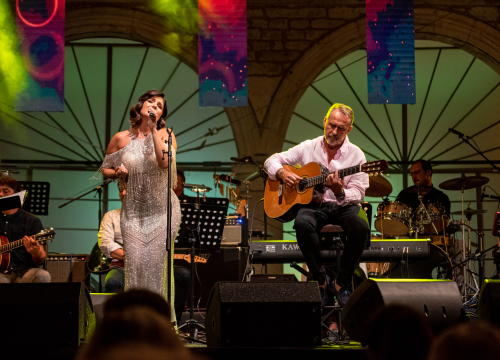 Fotografija 7 - Odijela, ležerne košulje, otkačene kombinacije, svečane haljine: Pogledajte što se nosilo na pozornici 24. Šansone