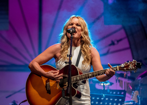 Fotografija 9 - Odijela, ležerne košulje, otkačene kombinacije, svečane haljine: Pogledajte što se nosilo na pozornici 24. Šansone