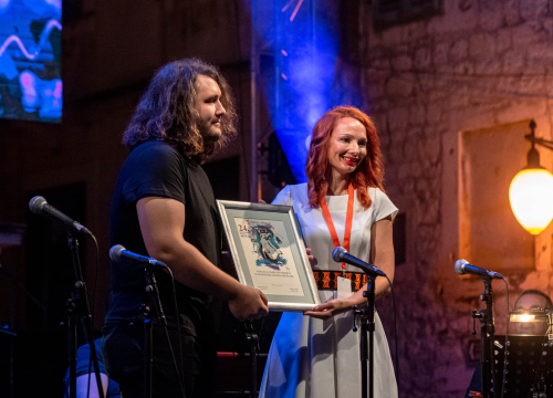 Fotografija 11 - Odijela, ležerne košulje, otkačene kombinacije, svečane haljine: Pogledajte što se nosilo na pozornici 24. Šansone