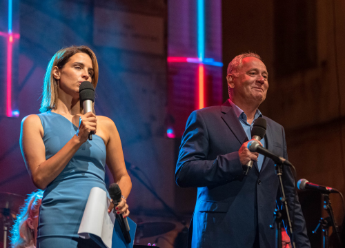 Fotografija 13 - Odijela, ležerne košulje, otkačene kombinacije, svečane haljine: Pogledajte što se nosilo na pozornici 24. Šansone