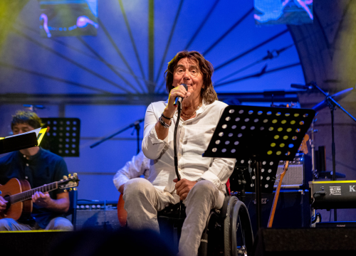 Fotografija 12 - Odijela, ležerne košulje, otkačene kombinacije, svečane haljine: Pogledajte što se nosilo na pozornici 24. Šansone