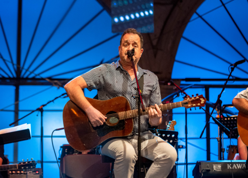 Fotografija 14 - Odijela, ležerne košulje, otkačene kombinacije, svečane haljine: Pogledajte što se nosilo na pozornici 24. Šansone