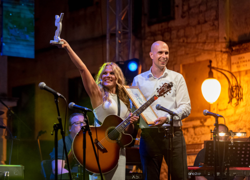 Fotografija 15 - Odijela, ležerne košulje, otkačene kombinacije, svečane haljine: Pogledajte što se nosilo na pozornici 24. Šansone