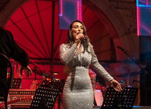 Fotografija 16 - Odijela, ležerne košulje, otkačene kombinacije, svečane haljine: Pogledajte što se nosilo na pozornici 24. Šansone