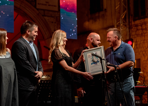 Fotografija 17 - Odijela, ležerne košulje, otkačene kombinacije, svečane haljine: Pogledajte što se nosilo na pozornici 24. Šansone