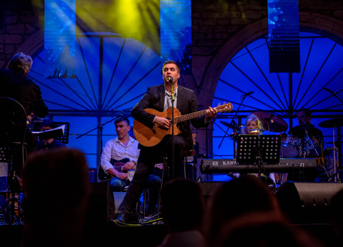 Fotografija 18 - Odijela, ležerne košulje, otkačene kombinacije, svečane haljine: Pogledajte što se nosilo na pozornici 24. Šansone
