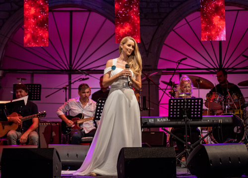 Fotografija 20 - Odijela, ležerne košulje, otkačene kombinacije, svečane haljine: Pogledajte što se nosilo na pozornici 24. Šansone