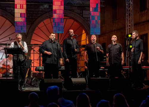 Fotografija 19 - Odijela, ležerne košulje, otkačene kombinacije, svečane haljine: Pogledajte što se nosilo na pozornici 24. Šansone