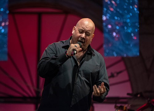 Fotografija 21 - Odijela, ležerne košulje, otkačene kombinacije, svečane haljine: Pogledajte što se nosilo na pozornici 24. Šansone