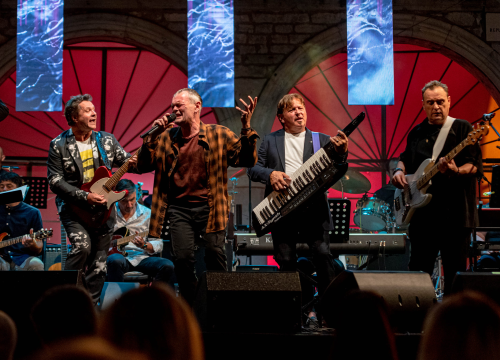 Fotografija 22 - Odijela, ležerne košulje, otkačene kombinacije, svečane haljine: Pogledajte što se nosilo na pozornici 24. Šansone