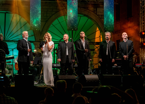 Fotografija 23 - Odijela, ležerne košulje, otkačene kombinacije, svečane haljine: Pogledajte što se nosilo na pozornici 24. Šansone