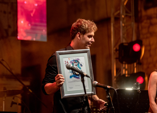 Fotografija 25 - Odijela, ležerne košulje, otkačene kombinacije, svečane haljine: Pogledajte što se nosilo na pozornici 24. Šansone