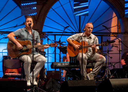Fotografija 26 - Odijela, ležerne košulje, otkačene kombinacije, svečane haljine: Pogledajte što se nosilo na pozornici 24. Šansone