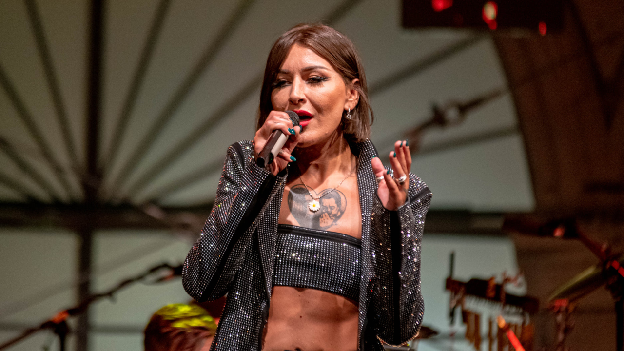 Odijela, ležerne košulje, otkačene kombinacije, svečane haljine: Pogledajte što se nosilo na pozornici 24. Šansone