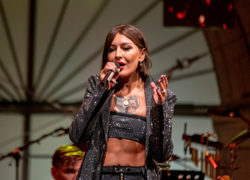 Odijela, ležerne košulje, otkačene kombinacije, svečane haljine: Pogledajte što se nosilo na pozornici 24. Šansone