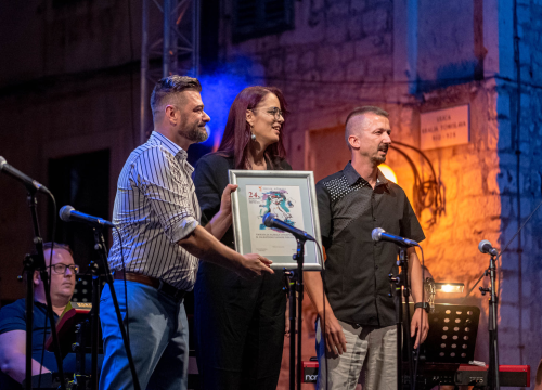 Fotografija 27 - Odijela, ležerne košulje, otkačene kombinacije, svečane haljine: Pogledajte što se nosilo na pozornici 24. Šansone