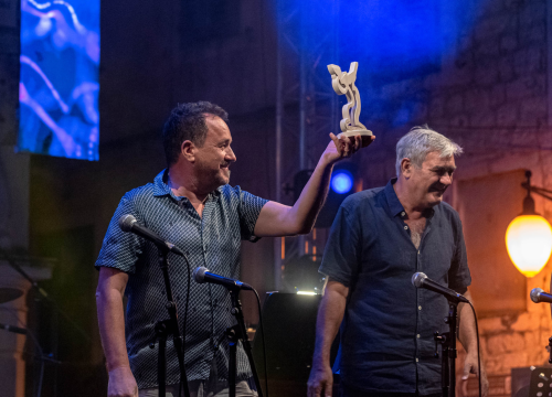 Fotografija 28 - Odijela, ležerne košulje, otkačene kombinacije, svečane haljine: Pogledajte što se nosilo na pozornici 24. Šansone