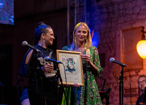 Fotografija 29 - Odijela, ležerne košulje, otkačene kombinacije, svečane haljine: Pogledajte što se nosilo na pozornici 24. Šansone