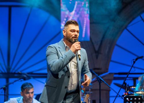 Fotografija 31 - Odijela, ležerne košulje, otkačene kombinacije, svečane haljine: Pogledajte što se nosilo na pozornici 24. Šansone