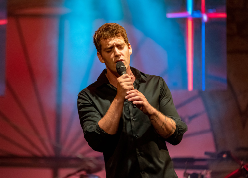 Fotografija 33 - Odijela, ležerne košulje, otkačene kombinacije, svečane haljine: Pogledajte što se nosilo na pozornici 24. Šansone