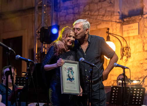 Fotografija 35 - Odijela, ležerne košulje, otkačene kombinacije, svečane haljine: Pogledajte što se nosilo na pozornici 24. Šansone