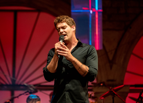 Fotografija 36 - Odijela, ležerne košulje, otkačene kombinacije, svečane haljine: Pogledajte što se nosilo na pozornici 24. Šansone