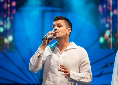 Fotografija 37 - Odijela, ležerne košulje, otkačene kombinacije, svečane haljine: Pogledajte što se nosilo na pozornici 24. Šansone