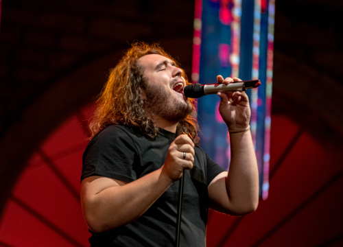 Fotografija 38 - Odijela, ležerne košulje, otkačene kombinacije, svečane haljine: Pogledajte što se nosilo na pozornici 24. Šansone