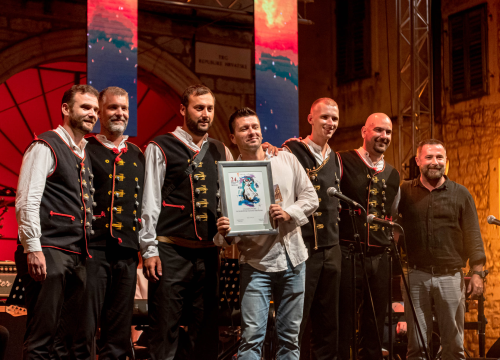 Fotografija 40 - Odijela, ležerne košulje, otkačene kombinacije, svečane haljine: Pogledajte što se nosilo na pozornici 24. Šansone