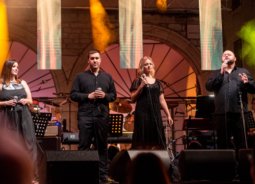Fotografija 41 - Odijela, ležerne košulje, otkačene kombinacije, svečane haljine: Pogledajte što se nosilo na pozornici 24. Šansone