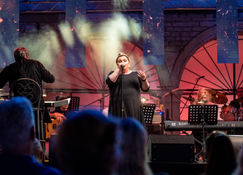 Fotografija 45 - Odijela, ležerne košulje, otkačene kombinacije, svečane haljine: Pogledajte što se nosilo na pozornici 24. Šansone