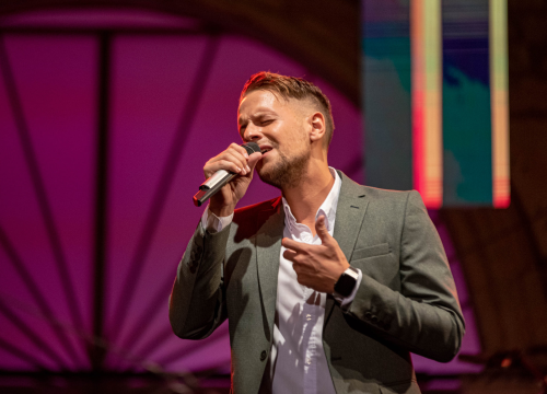 Fotografija 46 - Odijela, ležerne košulje, otkačene kombinacije, svečane haljine: Pogledajte što se nosilo na pozornici 24. Šansone