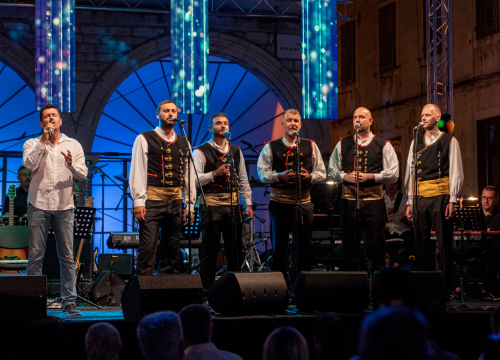 Fotografija 47 - Odijela, ležerne košulje, otkačene kombinacije, svečane haljine: Pogledajte što se nosilo na pozornici 24. Šansone