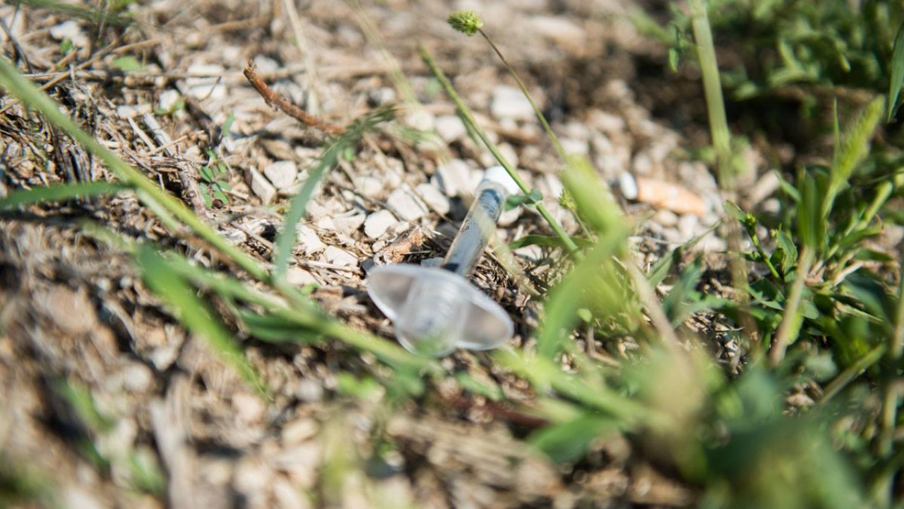 Dva četverogodišnjaka ubola se na odbačene igle na plaži u Zablaću: Testirani su na HIV i hepatitis